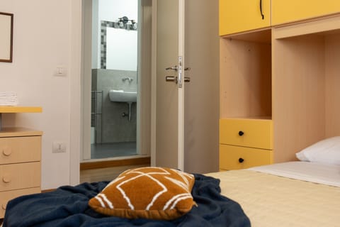 Sand Yellow Room 4